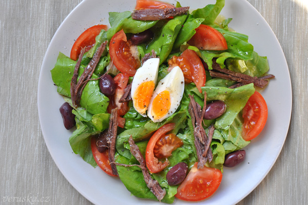 Hlávkový salát s rajčetem, trhaným hovězím, vejcem a olivami